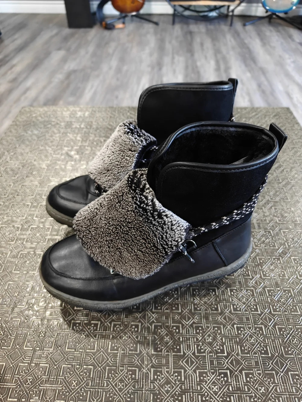 Wanderlust Danette Black Winter Ankle Boots with Gray Shearling Cuff Size 10